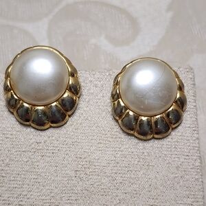 VINTAGE SARAH COVENTRY GOLD PEARL CLIP-ON EARRINGS SIGNED STATEMENT